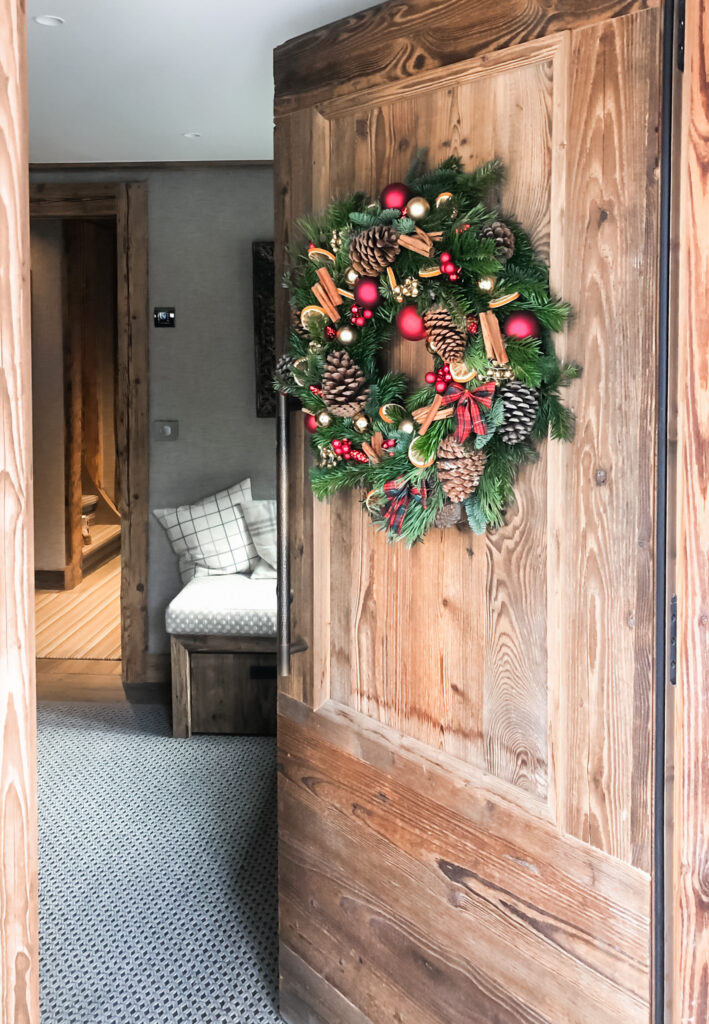 Porte d'entrée d'un chalet traditionnel rénové par notre agence d'architecture d'intérieur à Courchevel.