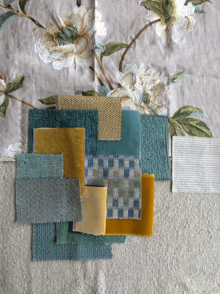 Assemblage d'échantillons de tissus pour former une ambiance chaleureuse et colorés, choisis spécialement par notre agence d'architecture d'intérieur pour parfaire la décoration luxueuse d'un projet.