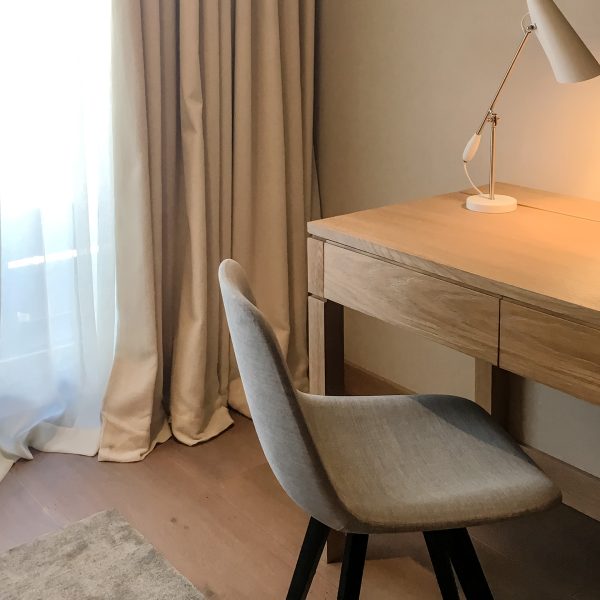 Bureau dessiné sur mesure par notre agence d'architecture d'intérieur pour s'intégrer dans un appartement de montagne à la décoration contemporaine.